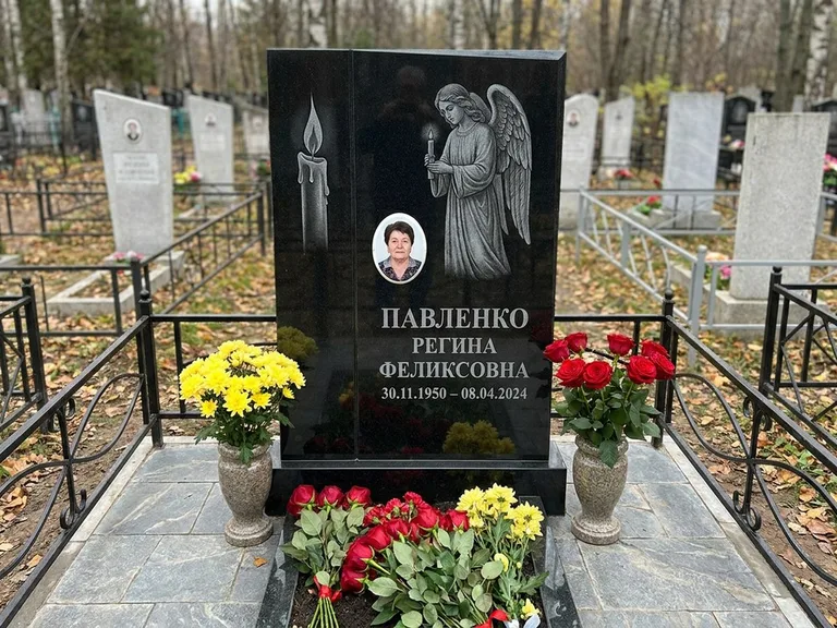 Памятник с гравировкой ангела — гравировка молящегося ангела в верхней части стелы, работа «Пантелеева» в Воронеже