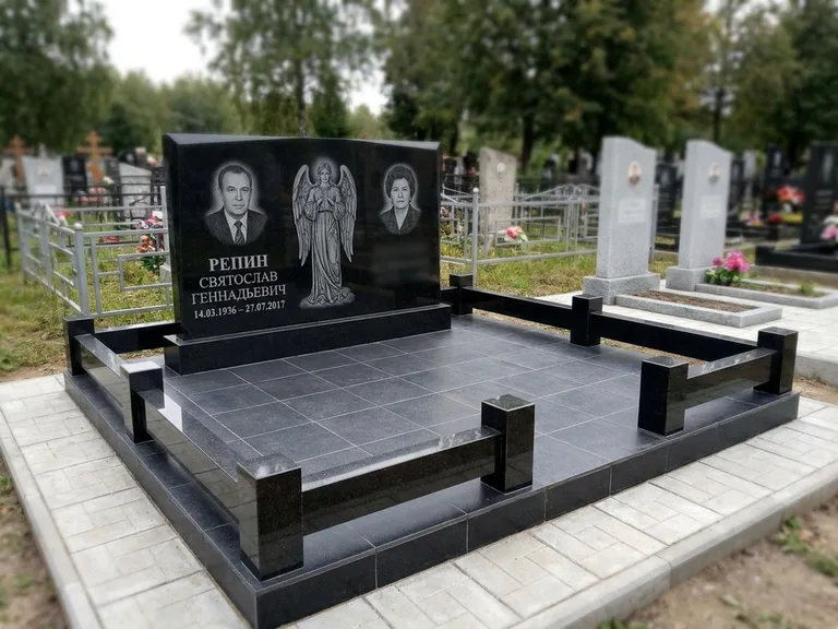 Памятник с гравировкой ангела — гравировка ангела с крестом рядом с эпитафией, работа «Касаткин» в Воронеже