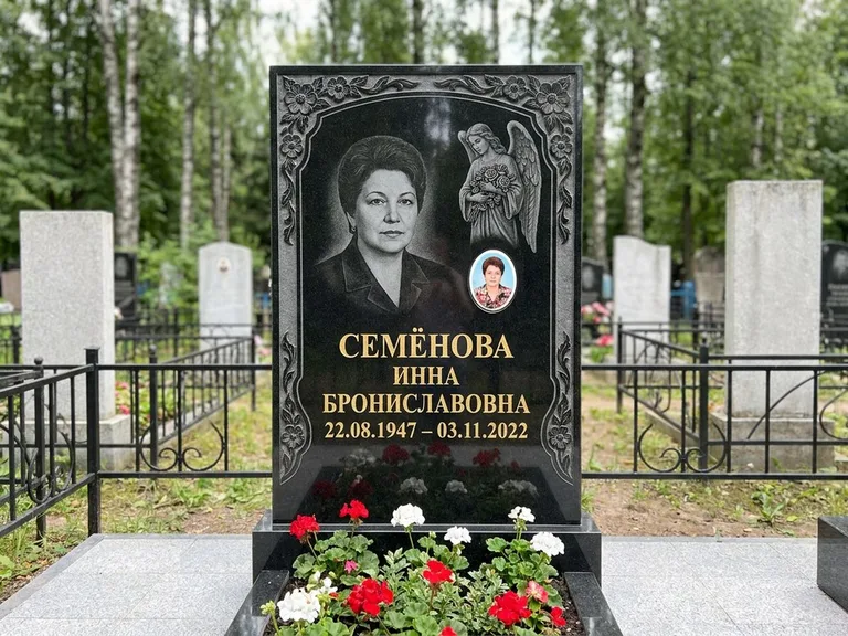 Памятник с гравировкой ангела — гравировка ангела с голубем по диагонали стелы, работа «Лобанова» в Воронеже
