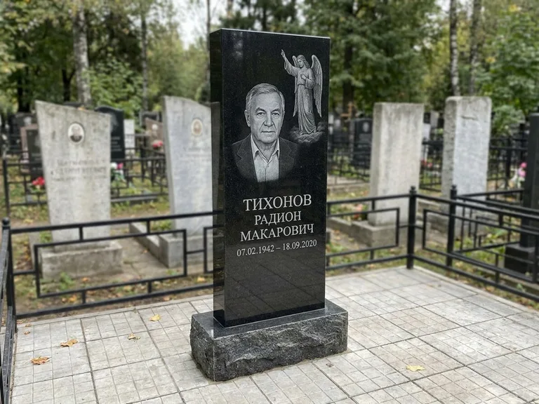 Памятник с гравировкой ангела — гравировка двух ангелов по сторонам портрета, работа «Свиридов» в Воронеже