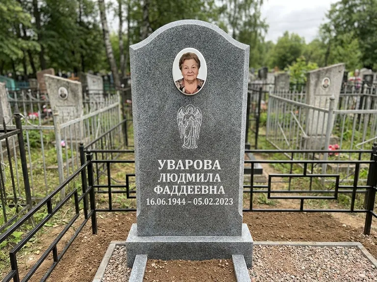 Памятник с гравировкой ангела — гравировка ангела в облаках с лучами над портретом, работа «Игнатова» в Воронеже