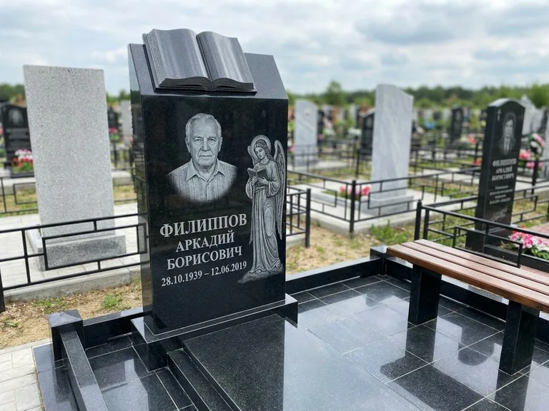 Памятник с гравировкой ангела — белая гравировка скорбящего ангела над портретом, работа «Доронин» в Воронеже