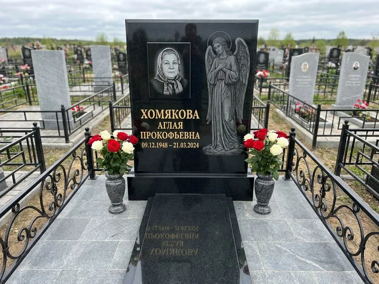 Памятник с гравировкой ангела — гравировка ангела-хранителя сбоку от портрета, работа «Яковлева» в Воронеже
