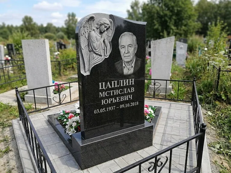 Памятник с гравировкой ангела — гравировка молящегося ангела в верхней части стелы, работа «Пономарёв» в Воронеже
