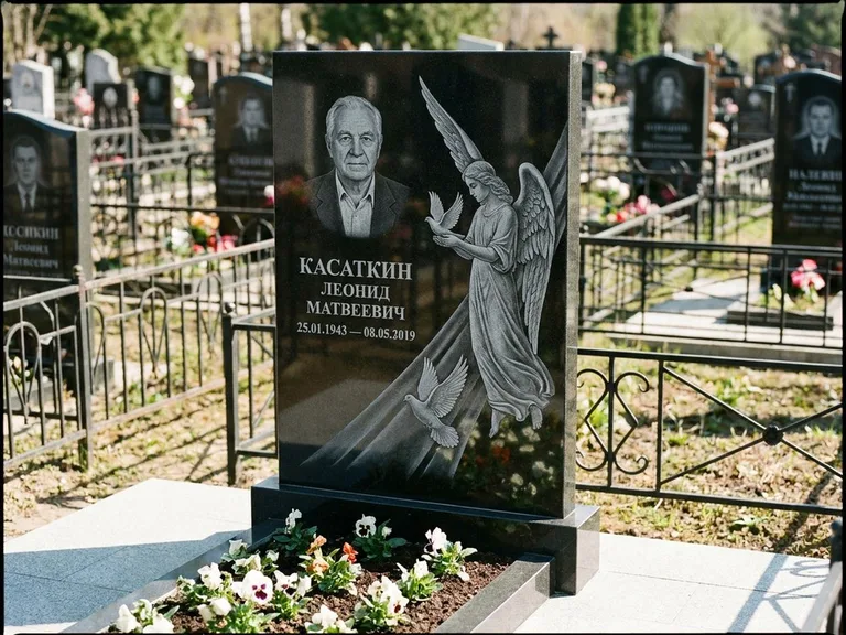 Памятник с гравировкой ангела — гравировка ангела с голубем по диагонали стелы, работа «Касаткин» в Воронеже