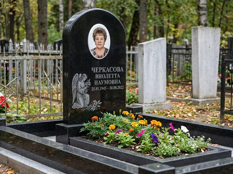 Памятник с гравировкой ангела — гравировка ангела с крестом рядом с эпитафией, работа «Журавлёва» в Воронеже