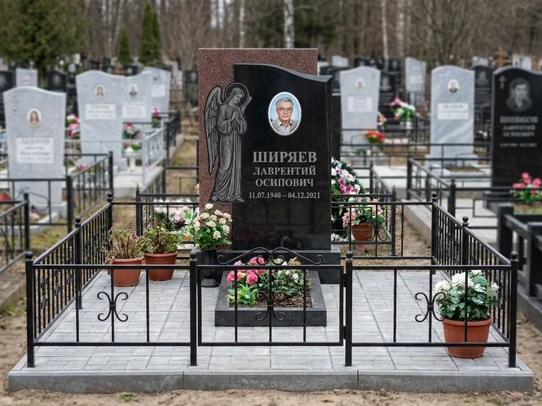 Памятник с гравировкой ангела — гравировка ангела с голубем по диагонали стелы, работа «Селиванов» в Воронеже