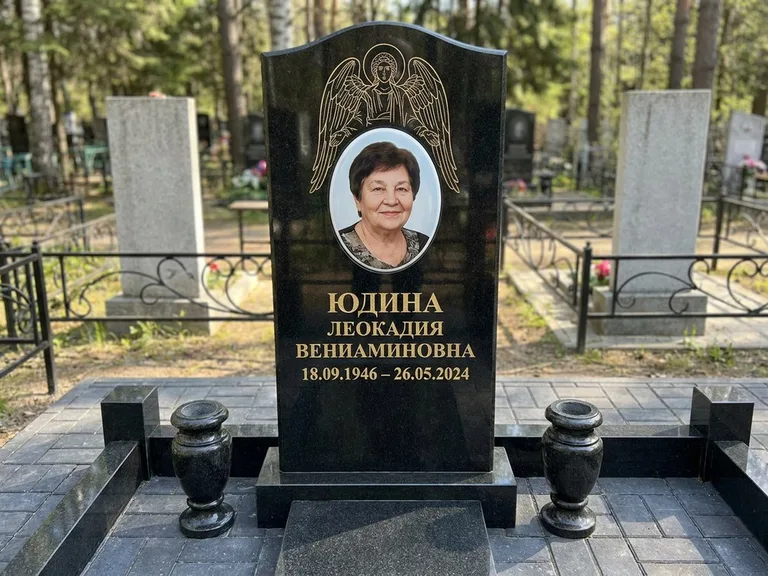 Памятник с гравировкой ангела — гравировка двух ангелов по сторонам портрета, работа «Гордеева» в Воронеже