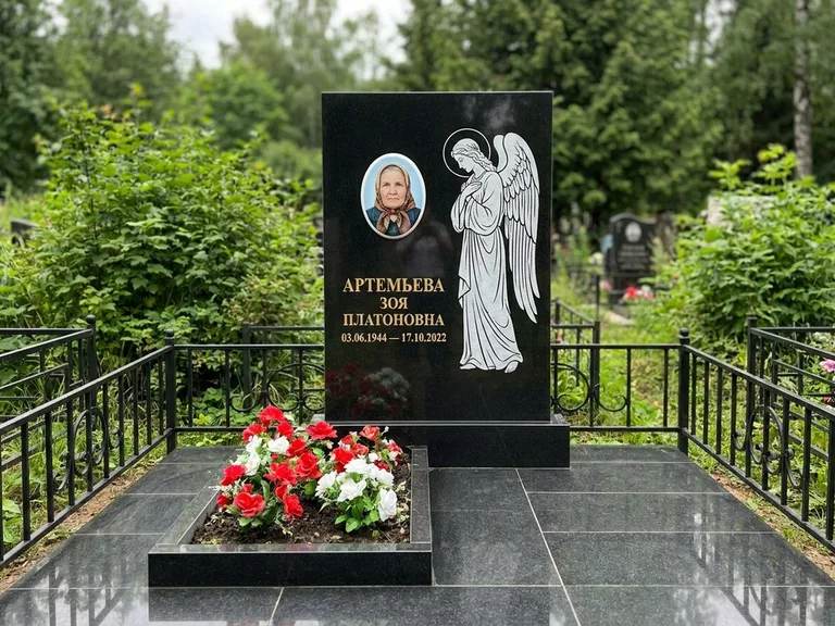 Памятник с гравировкой ангела — гравировка ангела в облаках с лучами над портретом, работа «Фаддеев» в Воронеже