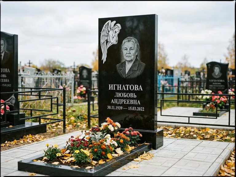 Памятник с гравировкой ангела — белая гравировка скорбящего ангела над портретом, работа «Игнатова» в Воронеже