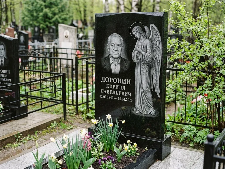 Памятник с гравировкой ангела — гравировка ангела-хранителя сбоку от портрета, работа «Доронин» в Воронеже