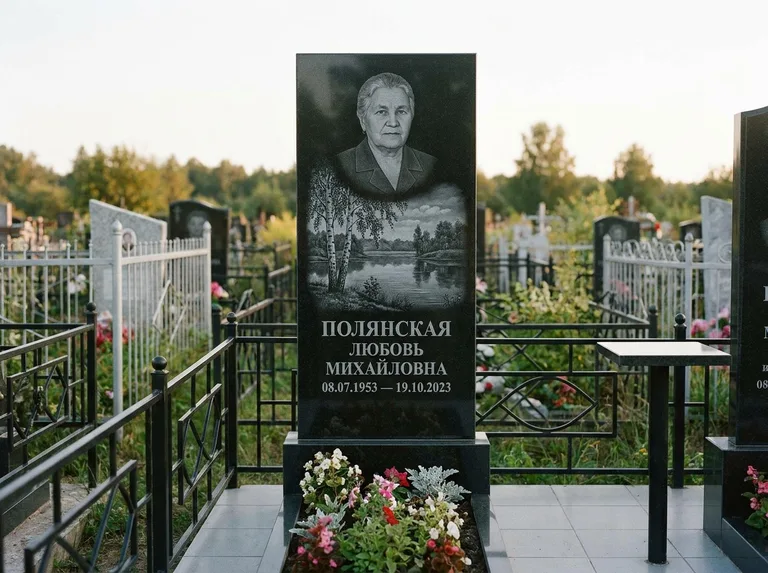 Памятник с гравировкой берёзы — гравировка берёзы у зеркального озера, работа «Полянская» в Воронеже