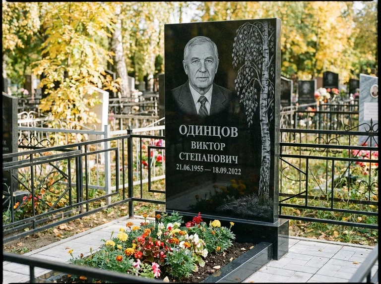 Памятник с гравировкой берёзы — гравировка плакучей берёзы с тонкими ветвями, работа «Одинцов» в Воронеже