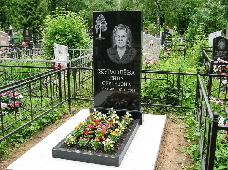 Памятник с гравировкой берёзы — гравировка одинокой берёзы над именем, работа «Журавлёва» в Воронеже