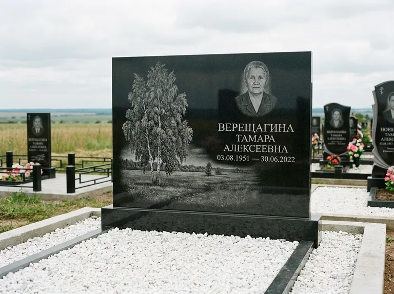 Памятник с гравировкой берёзы: широкая горизонтальная стела — берёза у поля, простор до горизонта, белая мраморная крошка с бордюром, работа «Верещагина» в Воронеже