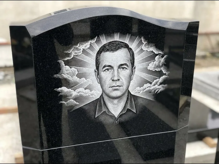 Гравировка фото на памятнике — с фоном в Воронеже