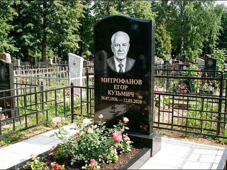 Гравировка портрета на чёрном граните — выполненная работа 29 в Воронеже