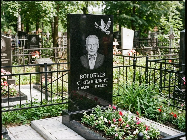 Гравировка голубей на памятник в Воронеже — памятник из чёрного гранита с гравировкой
