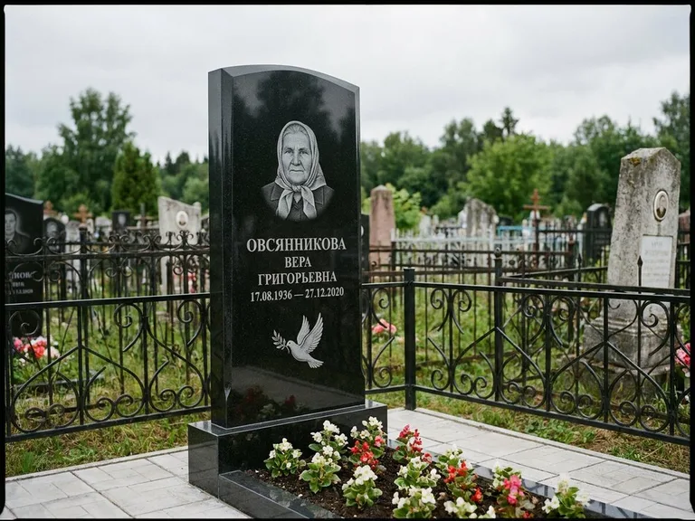 Памятник с гравировкой голубей — гравировка голубя с оливковой ветвью рядом с эпитафией, работа «Овсянникова» в Воронеже