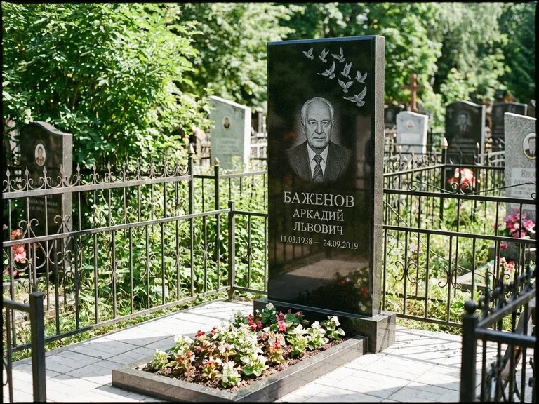 Памятник с гравировкой голубей — гравировка стаи голубей, взлетающей от угла стелы, работа «Баженов» в Воронеже