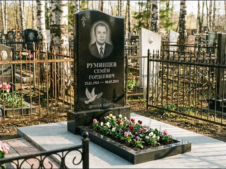 Памятник с гравировкой голубей — гравировка голубя с оливковой ветвью рядом с эпитафией, работа «Румянцев» в Воронеже