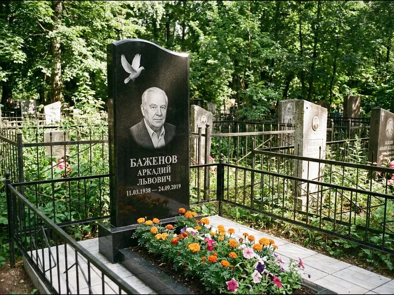 Памятник с гравировкой голубей — белая гравировка взлетающего голубя над портретом, работа «Баженов» в Воронеже
