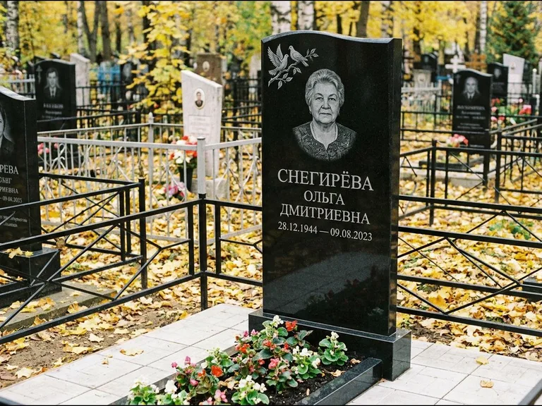 Памятник с гравировкой голубей — гравировка пары голубей на ветке в верхнем углу стелы, работа «Снегирёва» в Воронеже