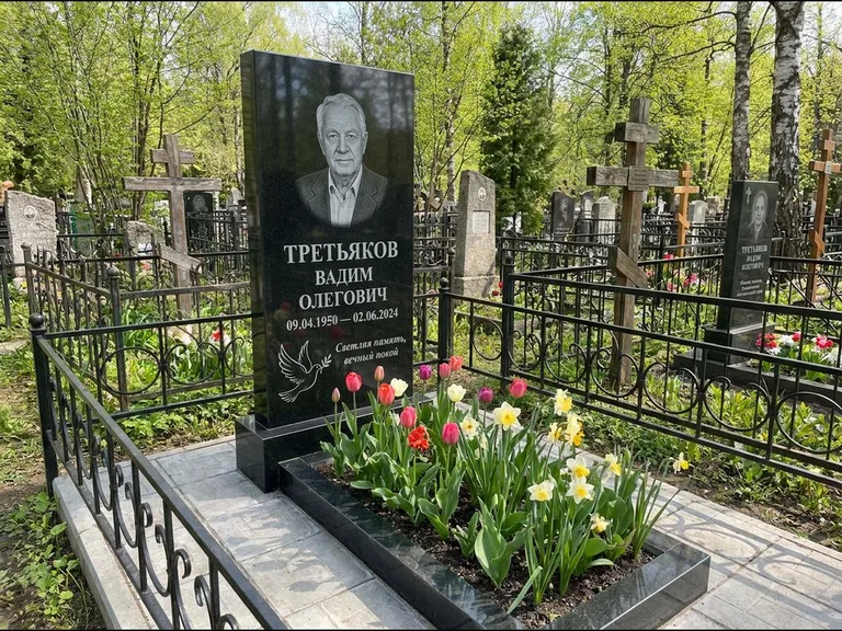 Памятник с гравировкой голубей — гравировка голубя с оливковой ветвью рядом с эпитафией, работа «Третьяков» в Воронеже