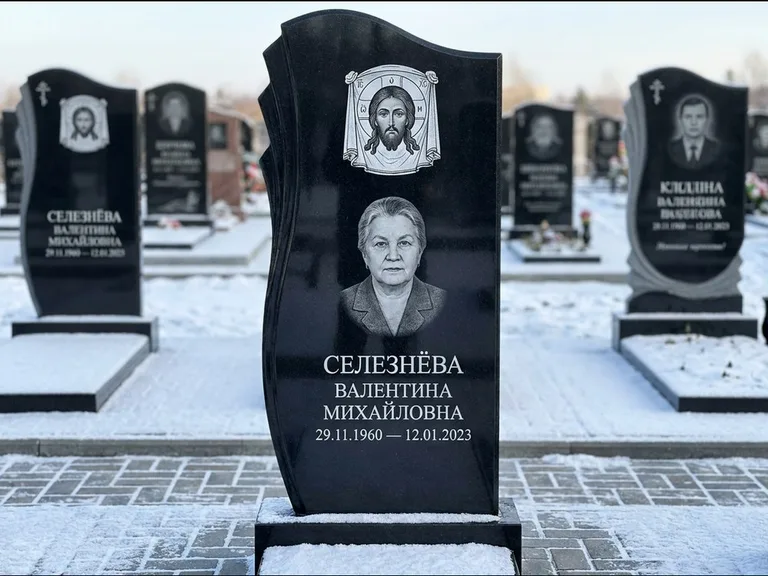 Памятник с гравировкой иконы — Казанская икона Божией Матери на стеле, работа «Одинцов» в Воронеже