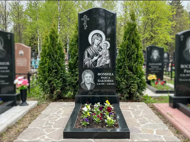 Памятник с гравировкой иконы — икона в резном киоте, работа «Гущин» в Воронеже