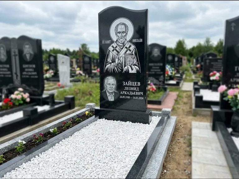 Памятник с гравировкой иконы: стела с крестообразным навершием — икона в резной рамке-киоте, газон без ограды, стриженая трава, работа «Раевская» в Воронеже
