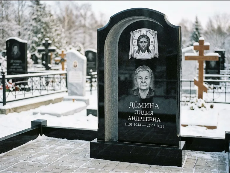 Памятник с гравировкой иконы: гранёный восьмиугольный обелиск с крестом — гравировка Николая Чудотворца, семейный участок с гранитной скамьёй, работа «Зотов» в Воронеже