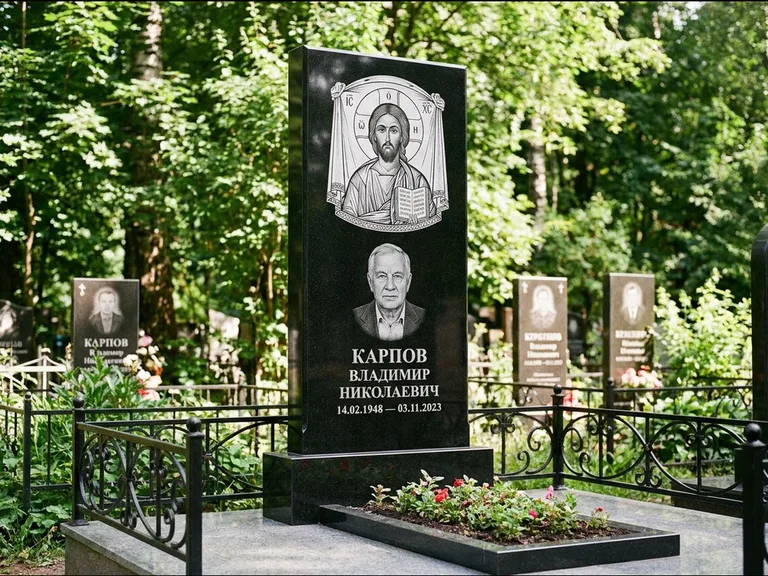 Памятник с гравировкой иконы: широкая двойная семейная стела — золочёный нимб на образе, цветник с красными розами, работа «Воронцова» в Воронеже