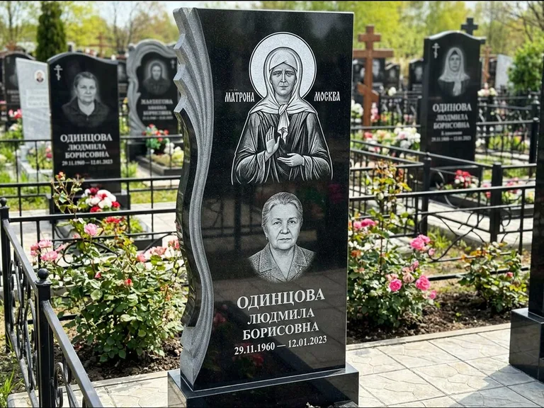 Памятник с гравировкой иконы: ступенчатая двухуровневая стела — Архангел Михаил на стеле, каменная дорожка из плитняка, работа «Одинцов» в Воронеже