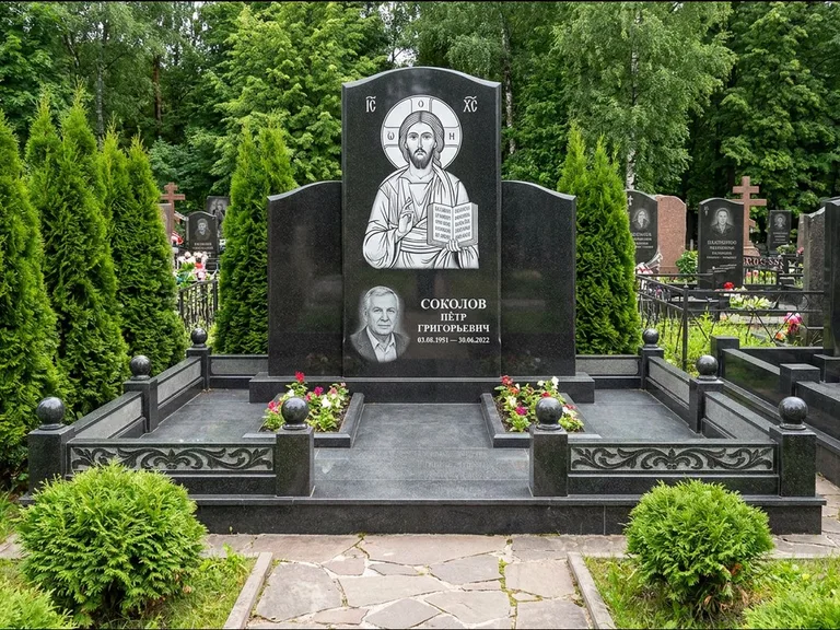 Памятник с гравировкой иконы: широкая горизонтальная лежачая плита-стела — икона в резной рамке-киоте, серая гравийная отсыпка с бордюром, работа «Богданова» в Воронеже