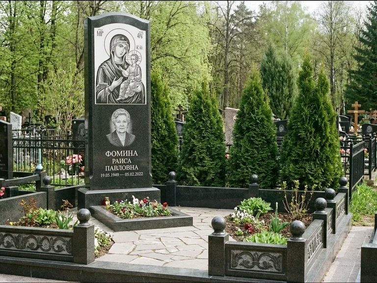 Памятник с гравировкой иконы: высокий гранёный обелиск с крестом-навершием — гравировка образа Матроны Московской, открытый участок без ограды, работа «Третьяков» в Воронеже
