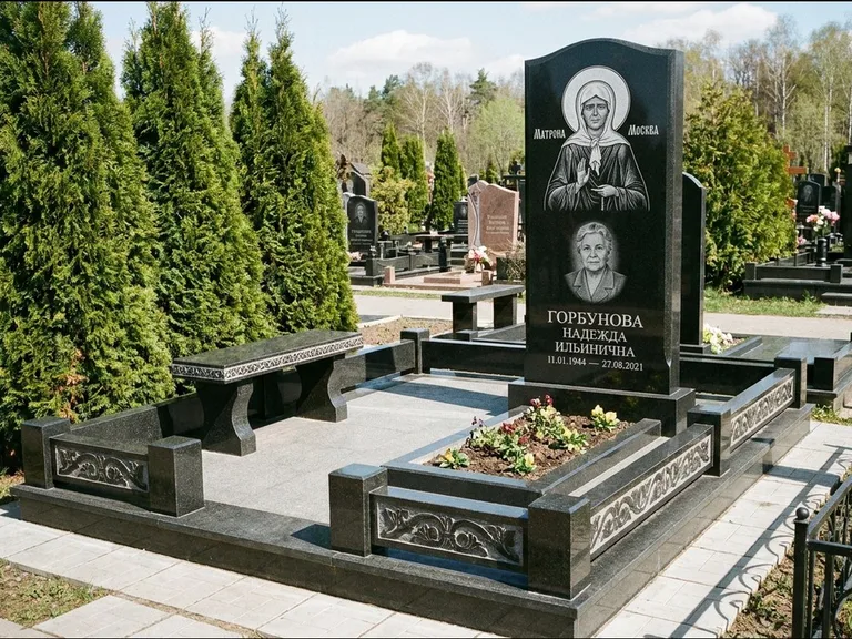 Памятник с гравировкой иконы: стела в форме раскрытой книги с образом — гравировка образа Спасителя, цоколь тёмной плиткой, работа «Зотов» в Воронеже