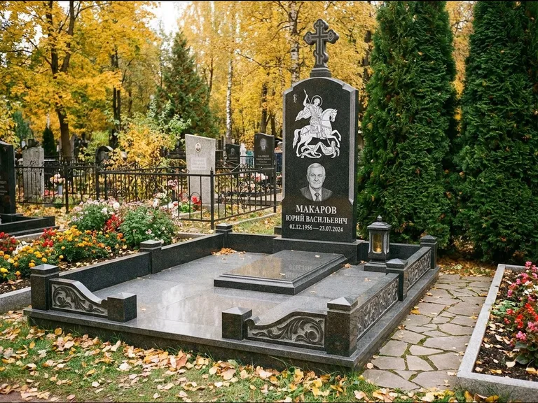 Памятник с гравировкой иконы: ступенчатая трёхуровневая стела — золочёный нимб на образе, дорожка из природного плитняка, работа «Лебедева» в Воронеже