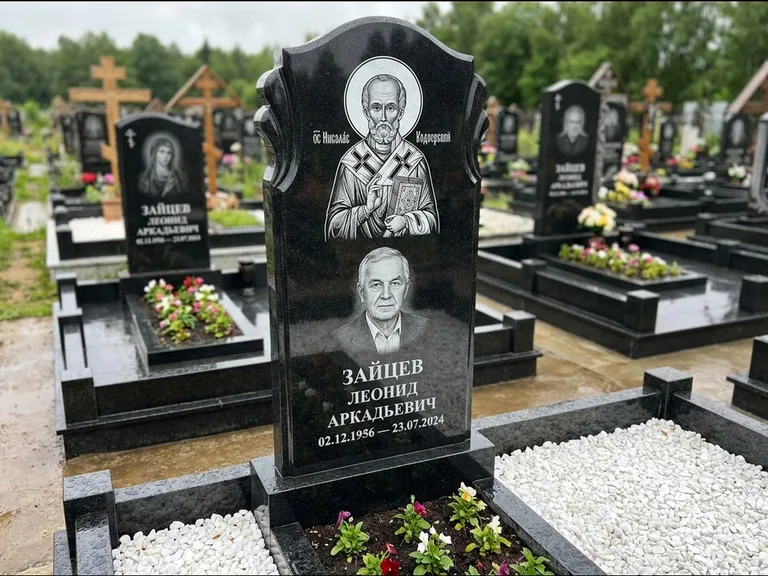 Памятник с гравировкой иконы — образ Николая Чудотворца, работа «Лебедева» в Воронеже