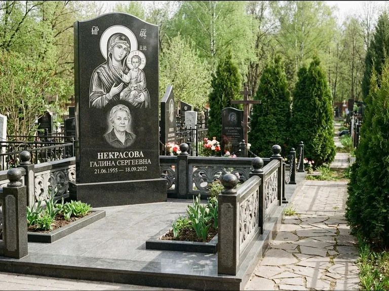Памятник с гравировкой иконы: полукруглая стела с купольным навершием — Архангел Михаил на стеле, заснеженный зимний участок, работа «Гущин» в Воронеже