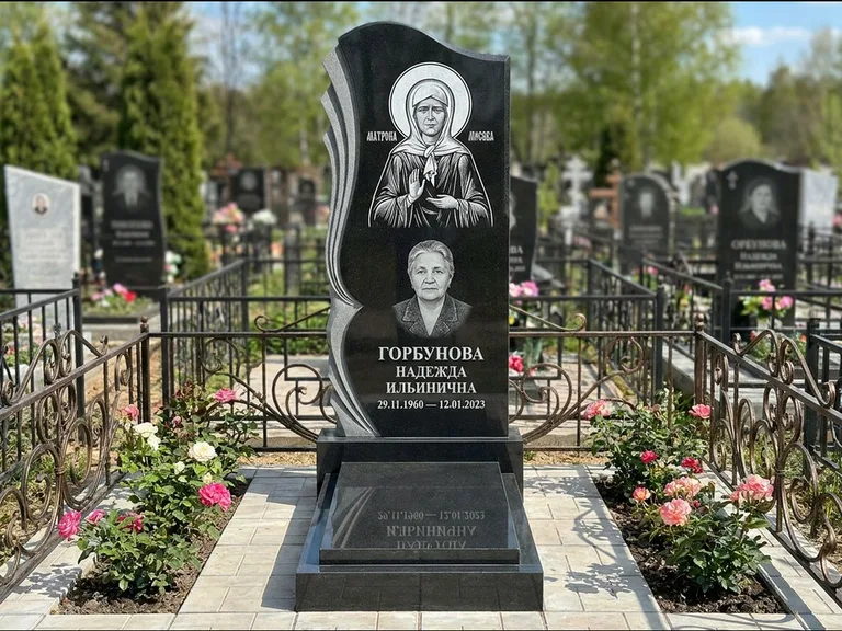 Памятник с гравировкой иконы — икона в резном киоте, работа «Одинцов» в Воронеже