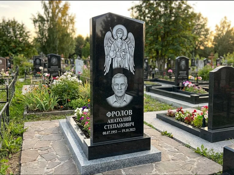 Памятник с гравировкой иконы — Владимирская икона Божией Матери с Младенцем, работа «Мельникова» в Воронеже