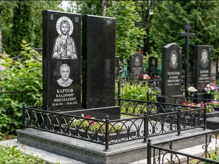 Памятник с гравировкой иконы — Казанская икона Божией Матери на стеле, работа «Богданова» в Воронеже