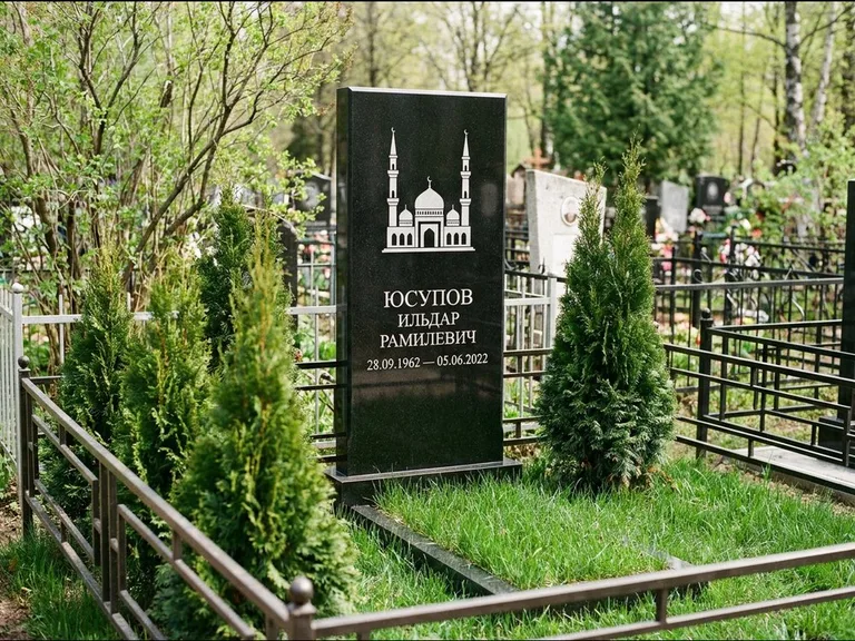 Мусульманский памятник с гравировкой мечети — силуэт мечети с двумя минаретами над именем, работа «Юсупов» в Воронеже
