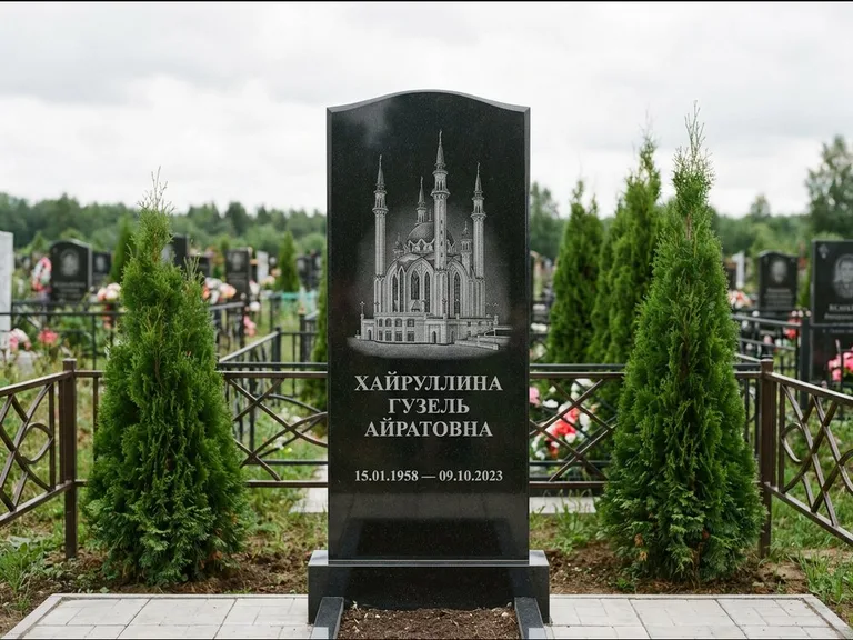 Мусульманский памятник с гравировкой мечети — мечеть Кул-Шариф на обороте стелы, работа «Хайруллина» в Воронеже