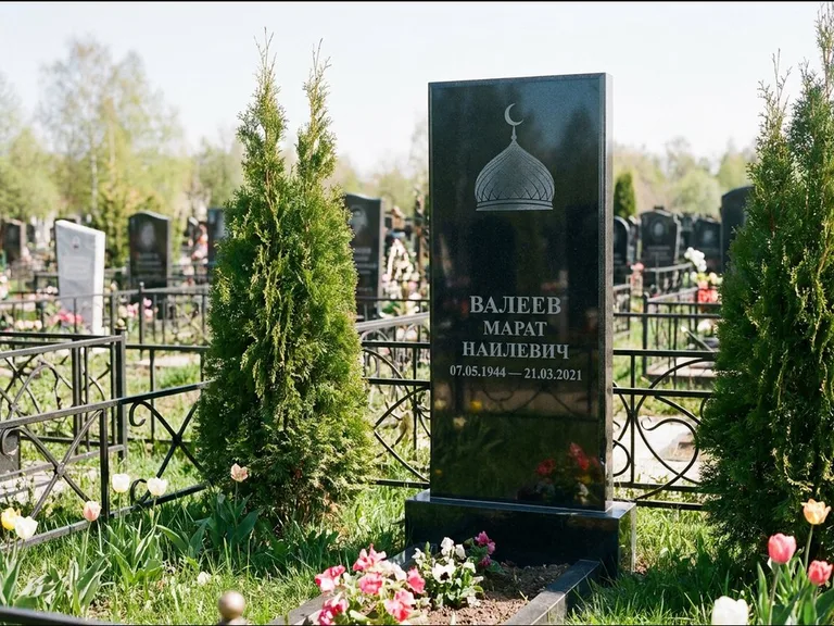 Мусульманский памятник с гравировкой мечети — купол с полумесяцем в верхней части, работа «Валеев» в Воронеже
