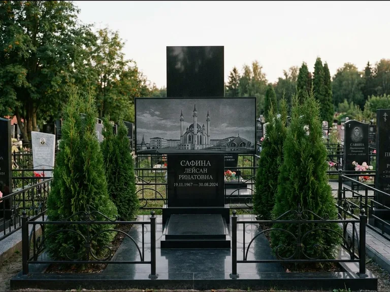 Мусульманский памятник с гравировкой мечети — панорама мечети во всю ширину стелы, работа «Сафина» в Воронеже