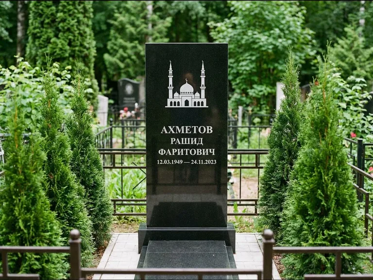 Мусульманский памятник с гравировкой мечети — силуэт мечети с двумя минаретами над именем, работа «Ахметов» в Воронеже