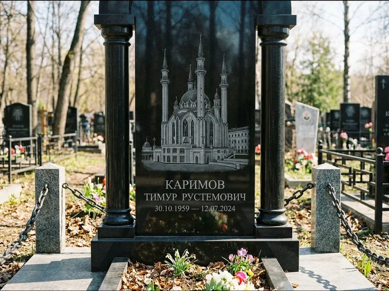Мусульманский памятник с гравировкой мечети: стела с колоннами-минаретами по бокам — детализированная гравировка мечети Кул-Шариф, гранитные столбики с провисающей цепью, работа «Каримов» в Воронеже