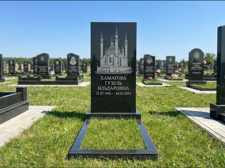 Мусульманский памятник с гравировкой мечети: небольшая скромная одиночная стела — золочёная гравировка мечети, аккуратный участок с газоном, работа «Нигматуллина» в Воронеже